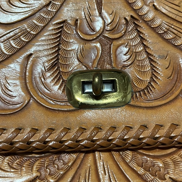 Lovely vintage hand tooled leather shoulder bag. - Picture 2 of 9